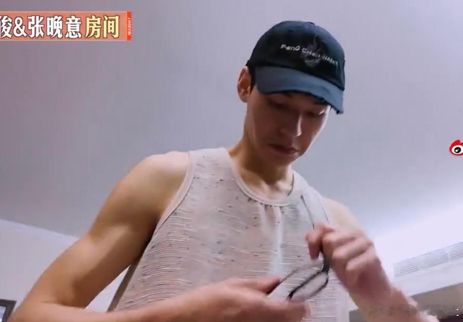 龚俊一胳膊能放倒我要不怎么说还得是龚俊，这胳膊一出来，我瞬间的感受就是龚俊一胳