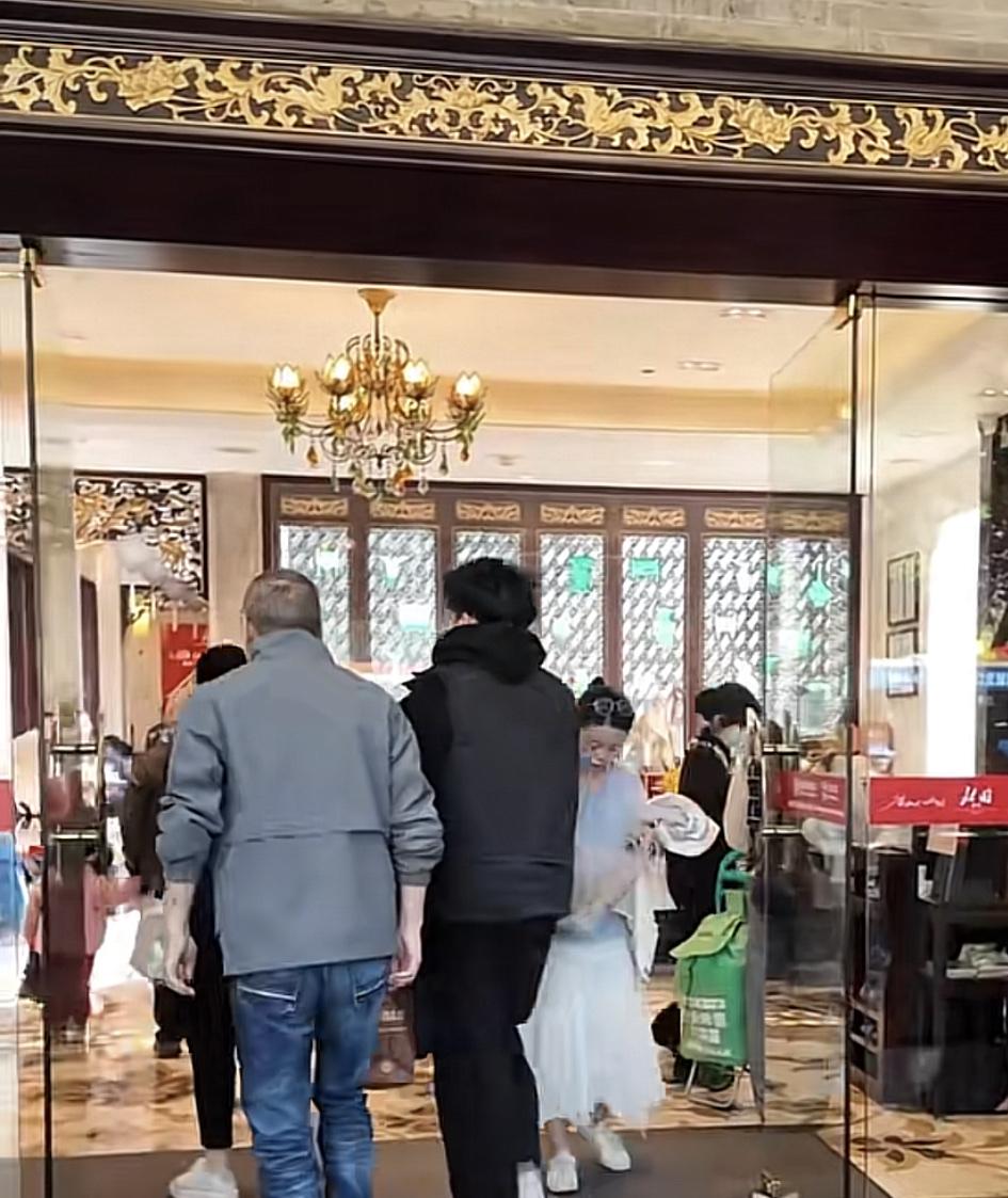 广州北园酒家，算是百年老店镇店之宝有沙煲焖焗花雕鸡，金华玉树鸡，白卤水猪仔脚，