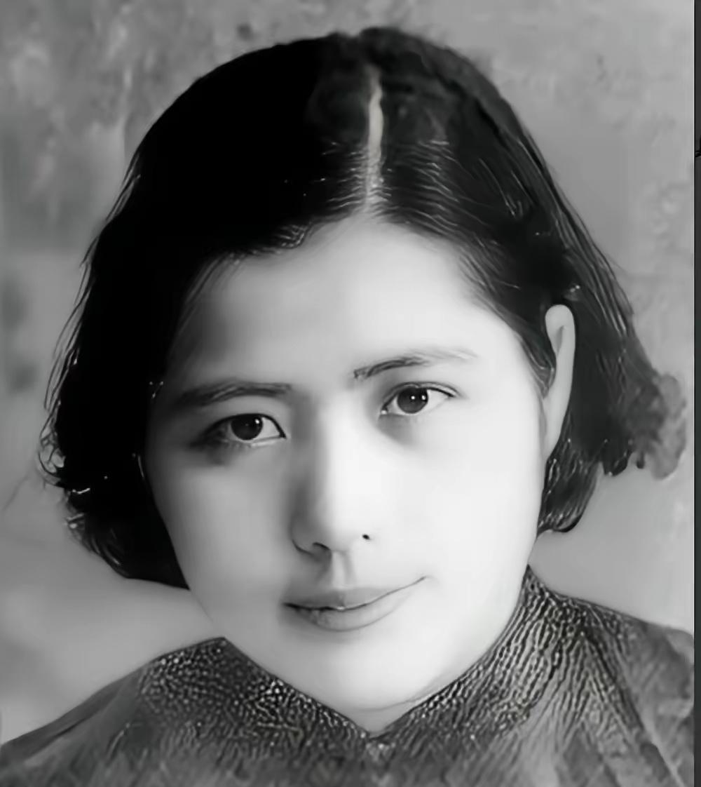 1942年，一个女战士被日军堵在洞里，鬼子打算在洞口放火，用烟熏她出来，几分钟之