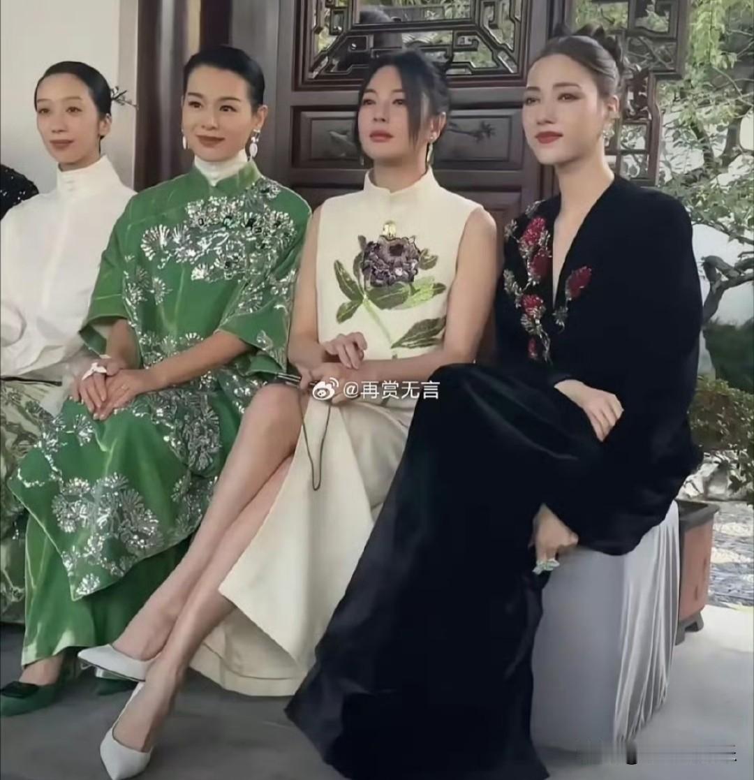 白色衣服的最美了，私生活干净，不整容不医美，没有负面新闻​。