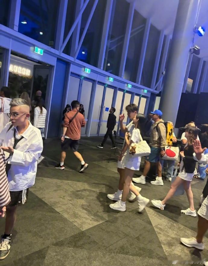 疑似小S二女儿恋情小S二女儿与男子墨尔本游玩近日，有网友在墨尔本偶遇小S二女儿