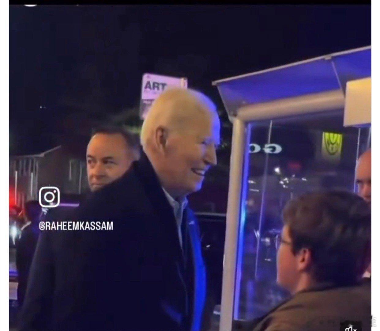 Biden到公众场合吃饭了（意大利餐厅），还约了前国防部长Austin一起边吃边