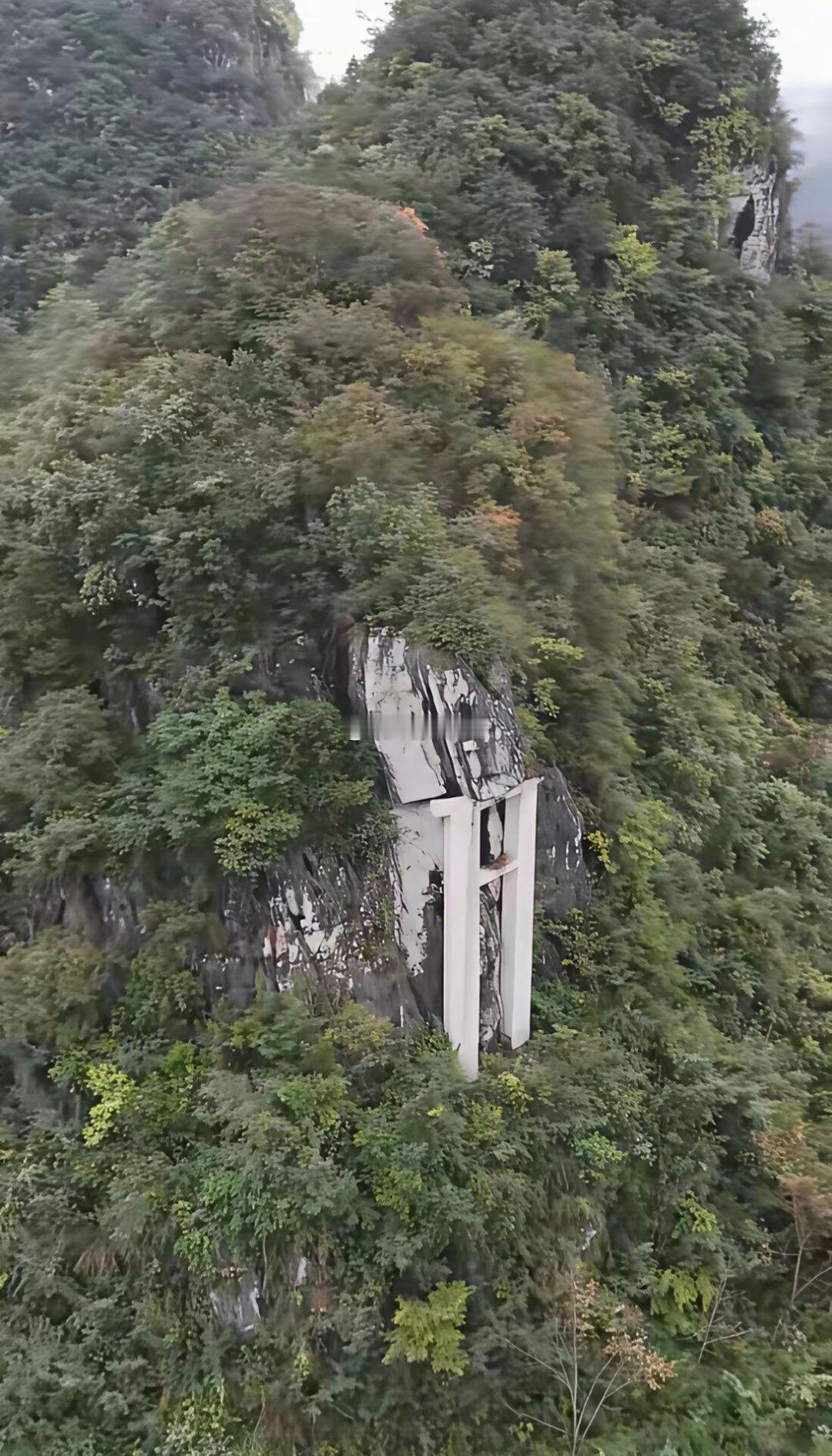 贵州大山深处的神秘建筑，巨大的水泥桩子托起山体岩石