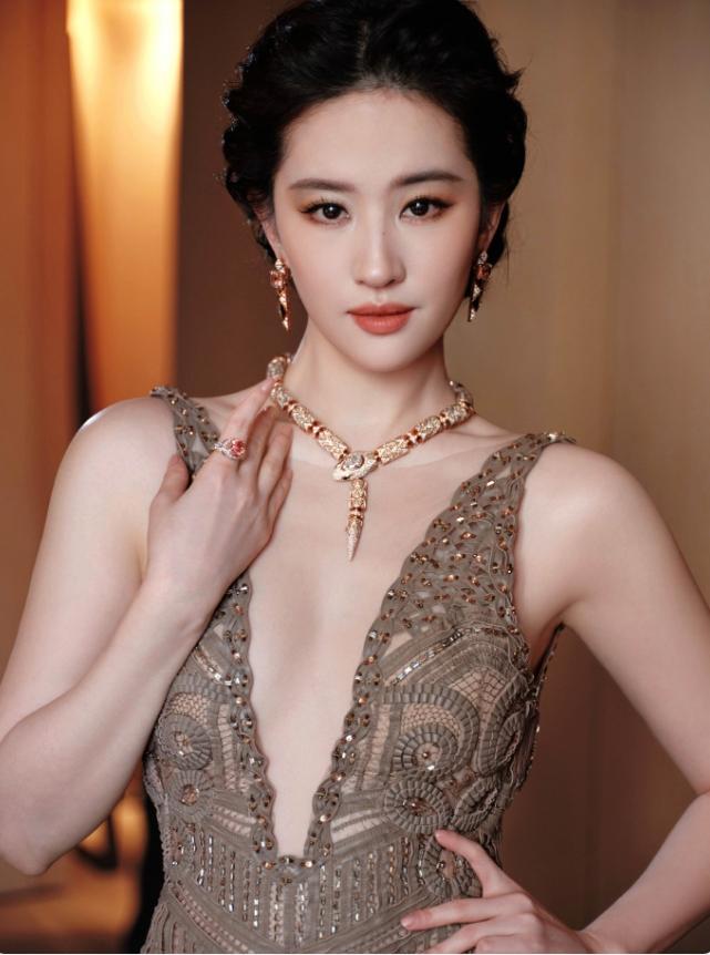 刘亦菲再穿ES高定出席宝格丽活动！刘亦菲作为宝格丽全球代言人再次受邀出席宝格丽