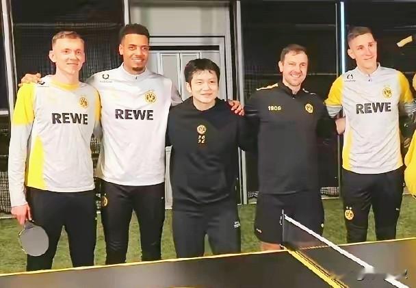 我算看出来了，樊振东早晚脱离皇马球迷！今年过年东哥没回国，而是跟着波尔去多