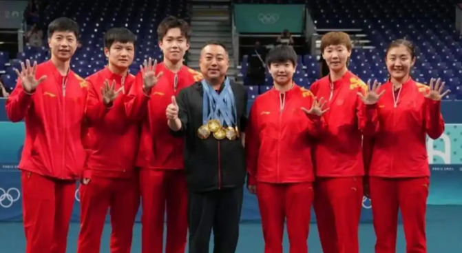 中国大满贯的场馆许昕和丁宁帮大家先体验了一下，都是国乒的老队员了，有他俩来体验新