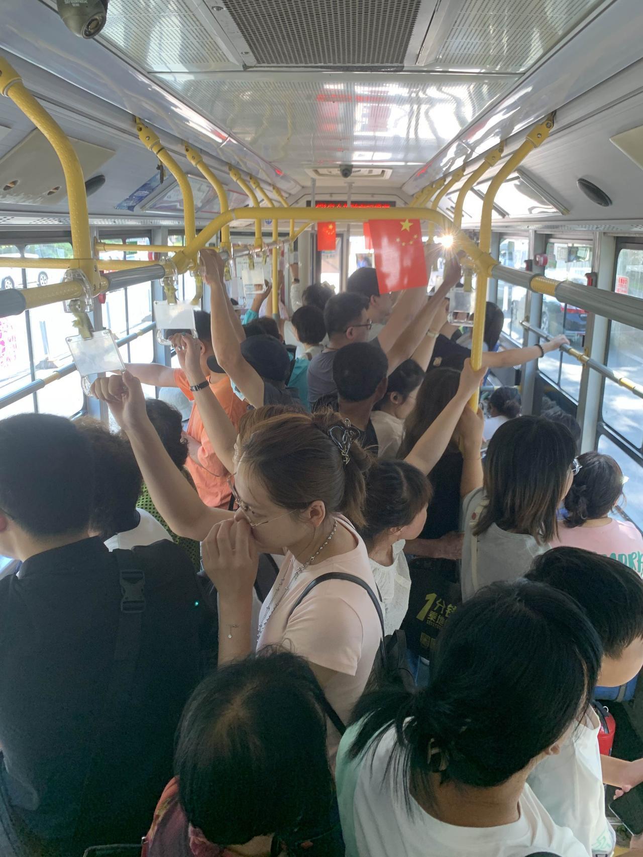 现在光棍遍地，不是房子、车的问题了。我身边有两个例子，男孩都没买房子，也没车，