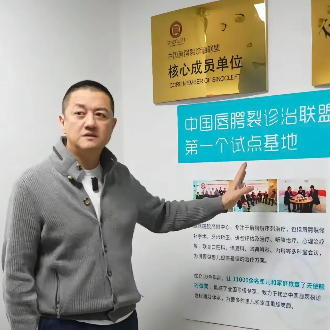 李亚鹏这波“听劝式公益”，才是成年人最体面的善良！10万人在线的直播间里，他