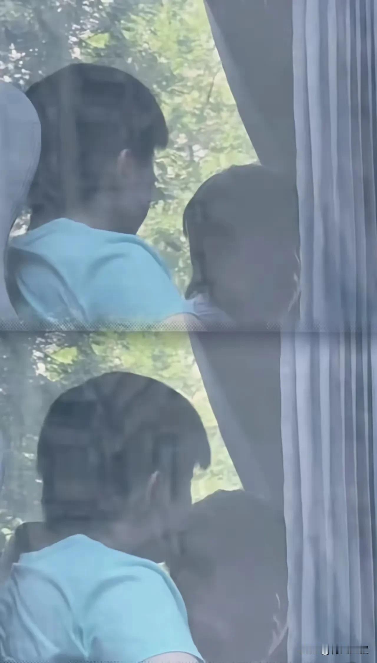 哎，哎，哎！这是谁？是不是孙颖莎和王楚钦！坐窗户边的这个胖胖，一看就是孙颖
