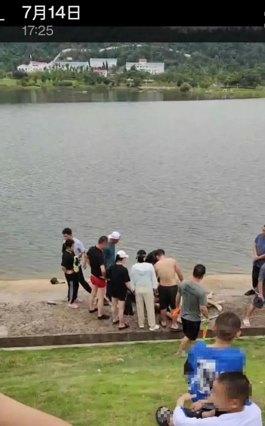 “连狗都不如！”武汉icon，一男子为救落水的母子三人，跳下水将全部人救出，自己