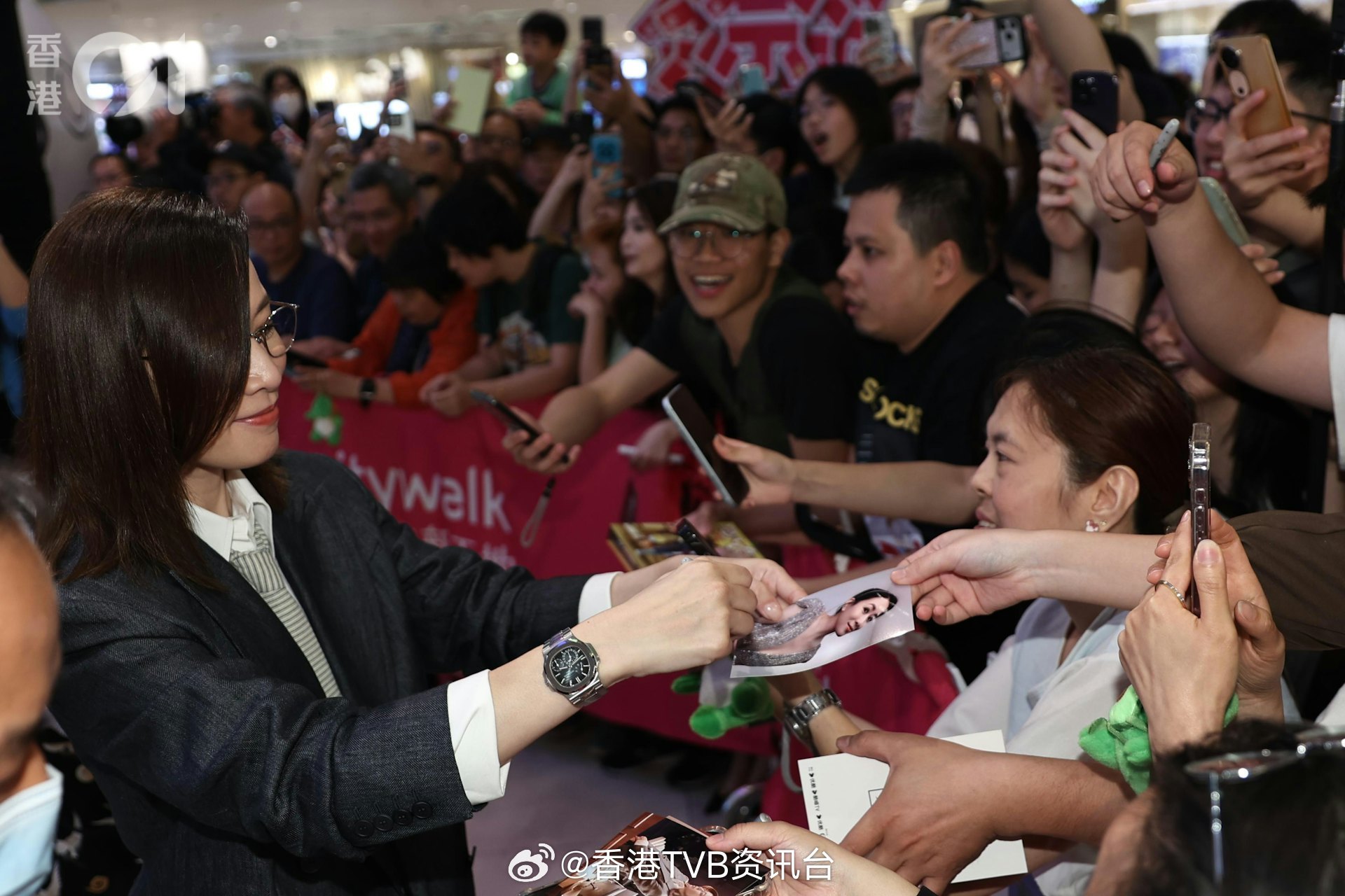星岛：正义女神｜佘诗曼邀请文颂娴复出，许惠菁代父宣传：他这部戏特别用心《正义女神