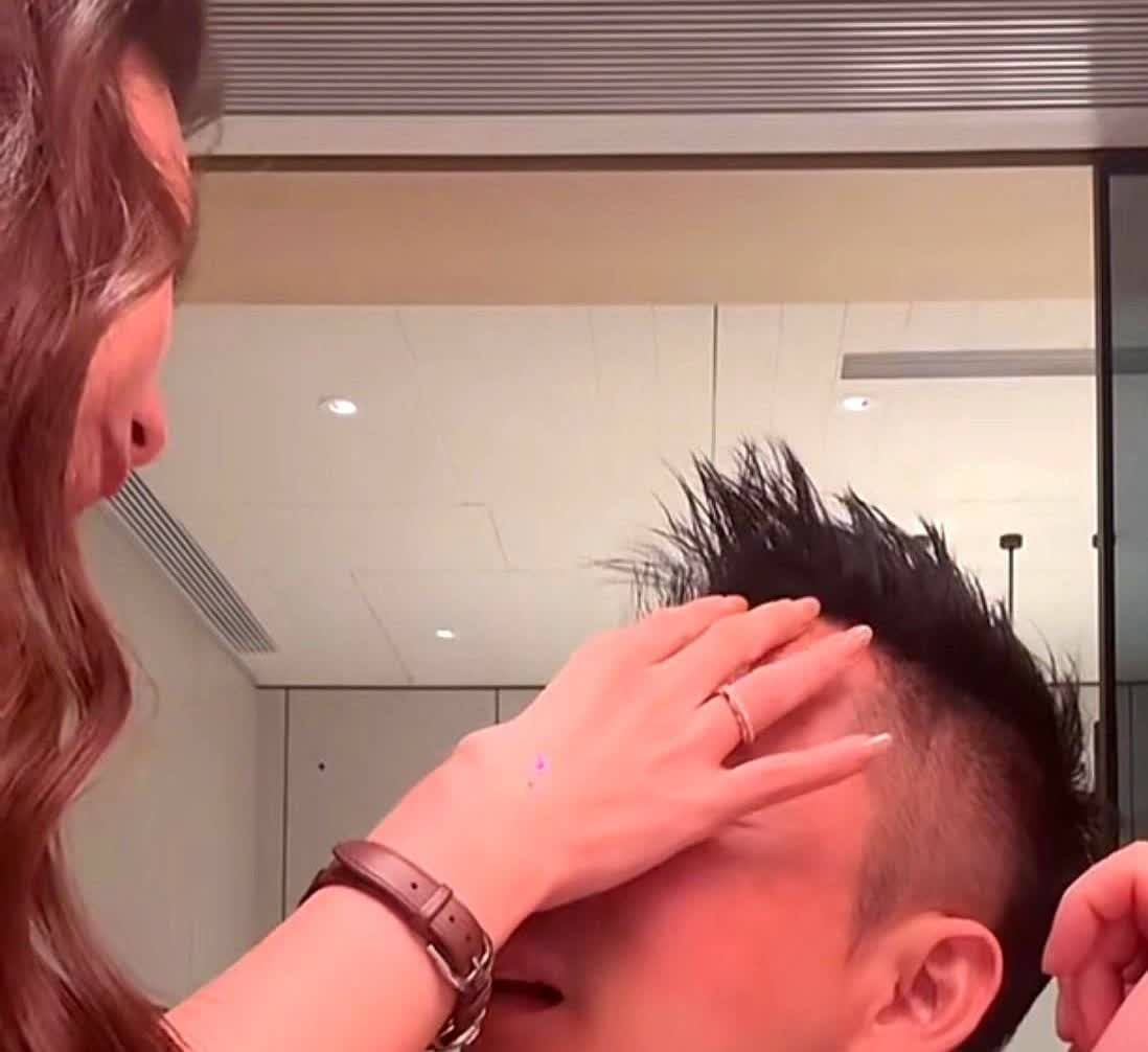 马筱梅这手是真利落！正在直播的汪小菲看她走过来，还在抬着头问：干什么呀？