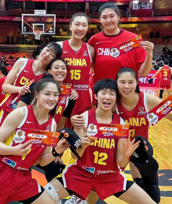 女篮世界杯12人名单确定：刘禹彤遗憾落选，王思雨遭遇崴脚，中国队面临多重考验