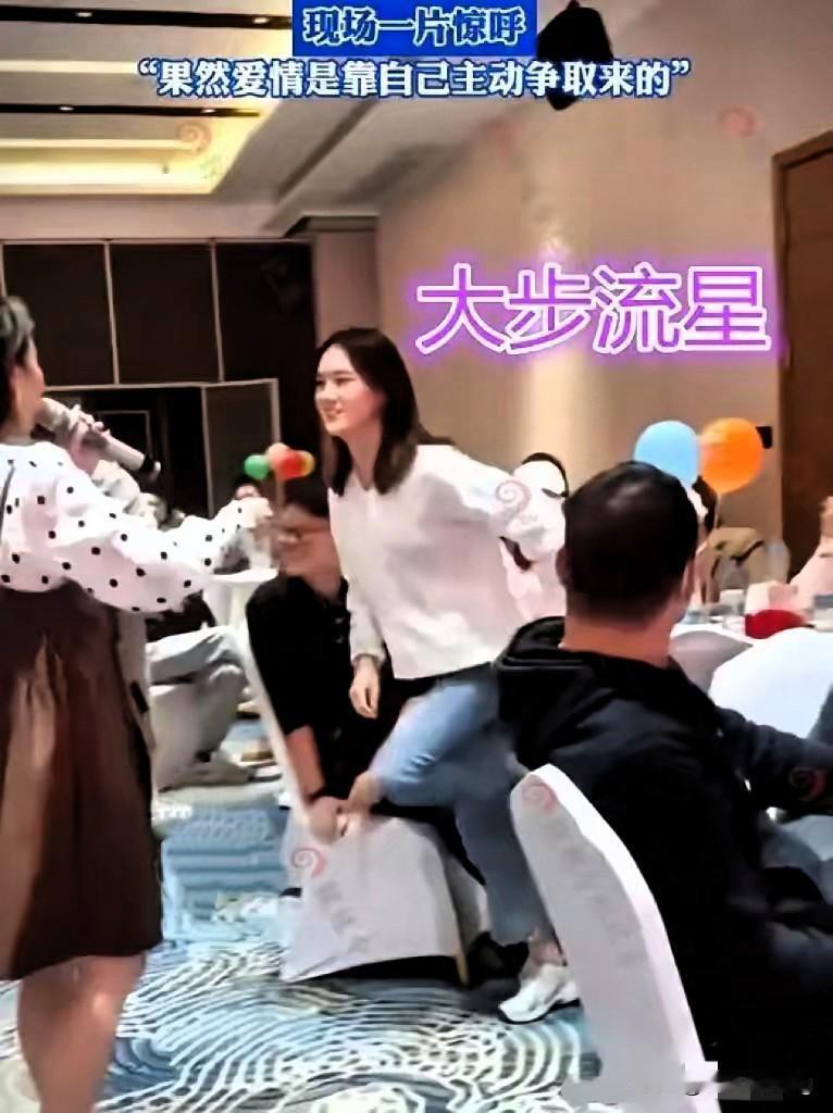 太飒了！相亲会上女生一眼心动，二话不说直接牵手，男生娇羞的模样甜翻全网！这才是当