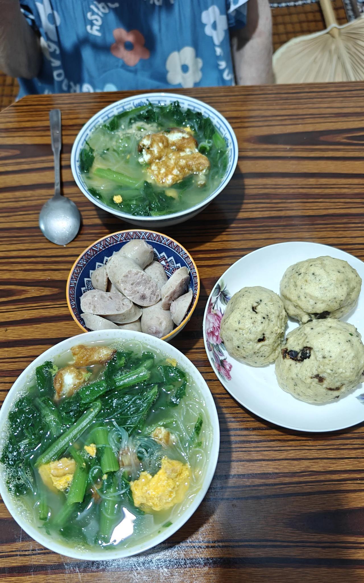 我的朋友大多很孝顺。今天有个朋友问起我父母的状况，还问人到最后能不能送医院。我