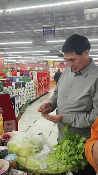 大衣哥朱之文买东西很少用手机支付？他至今仍然坚持使用现金，甚至还喜欢用硬币结账