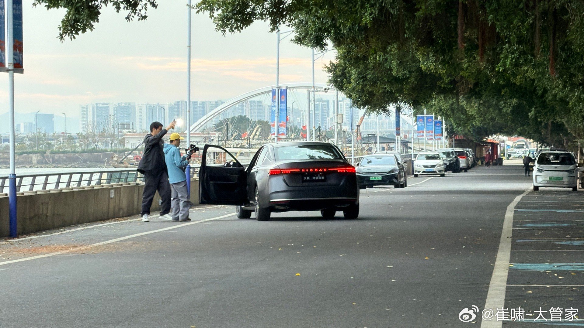 想不到在这么偏的地方都能遇到同行在拍摄。好像是日产投华的那台鸿蒙天籁。站得远，