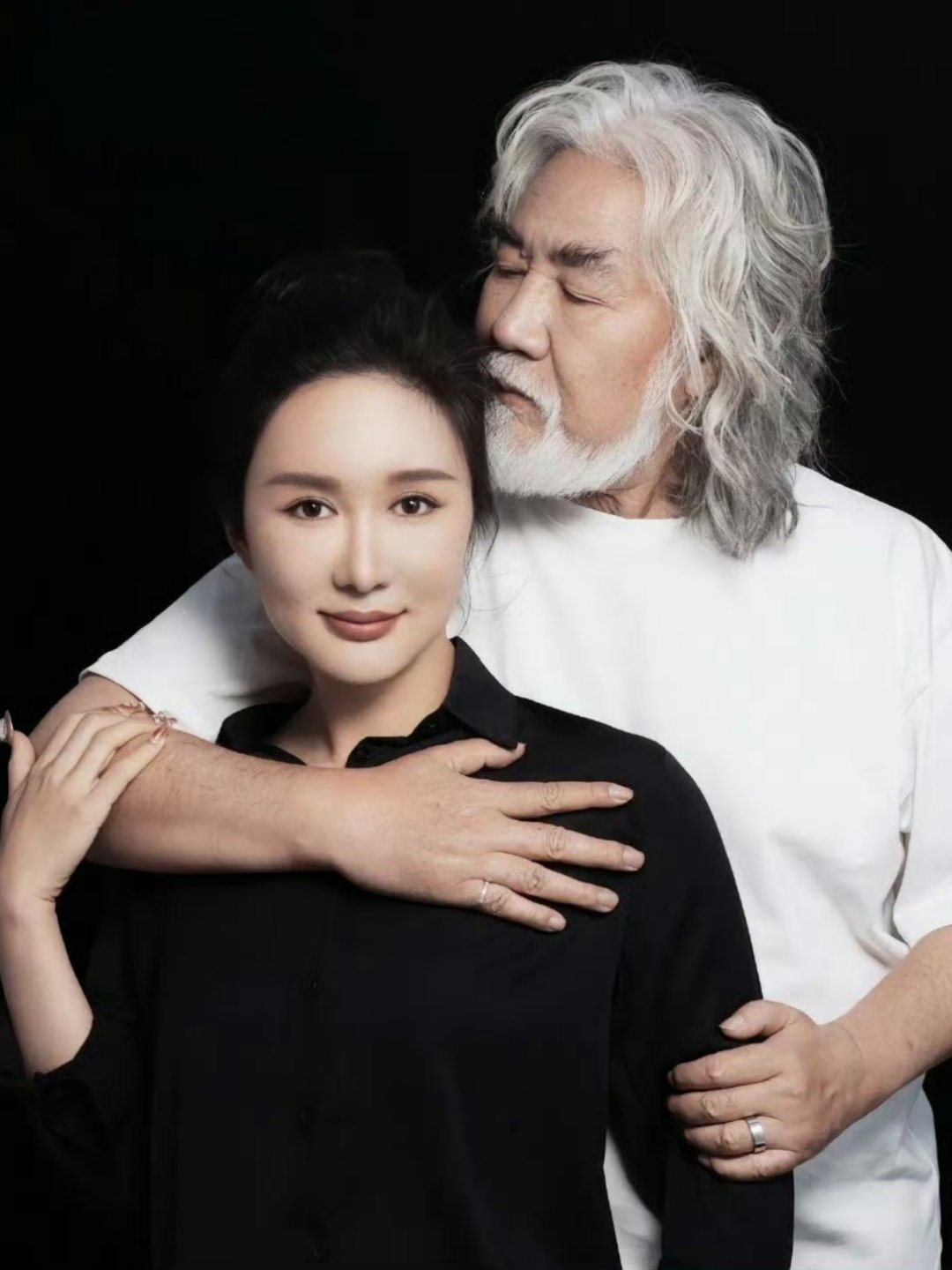 老婆回应与张纪中的婚姻没有爱情老爷子张纪中小媳妇杜星霖直播回应网友质疑：“爱不