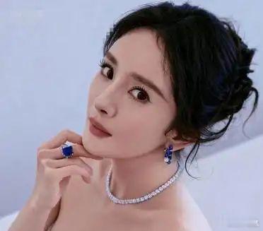 近日,网络之上,极为疯狂地流传着一组杨幂的九宫格大片,刹那间,便冲上了热