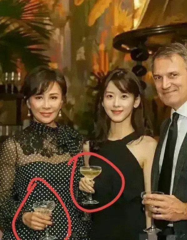 顶级富婆原来是这样的拿酒杯的，可以防止手的温度影响酒的口感​​​​