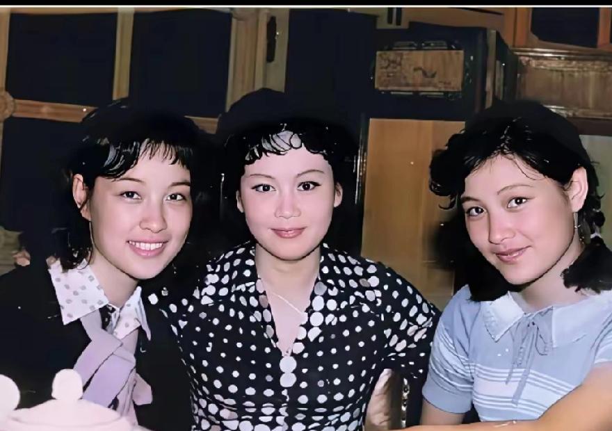 刘晓庆68岁还在健身房撸铁，李谷一79岁春晚开嗓，陈冲63岁红毯气场全开——这三