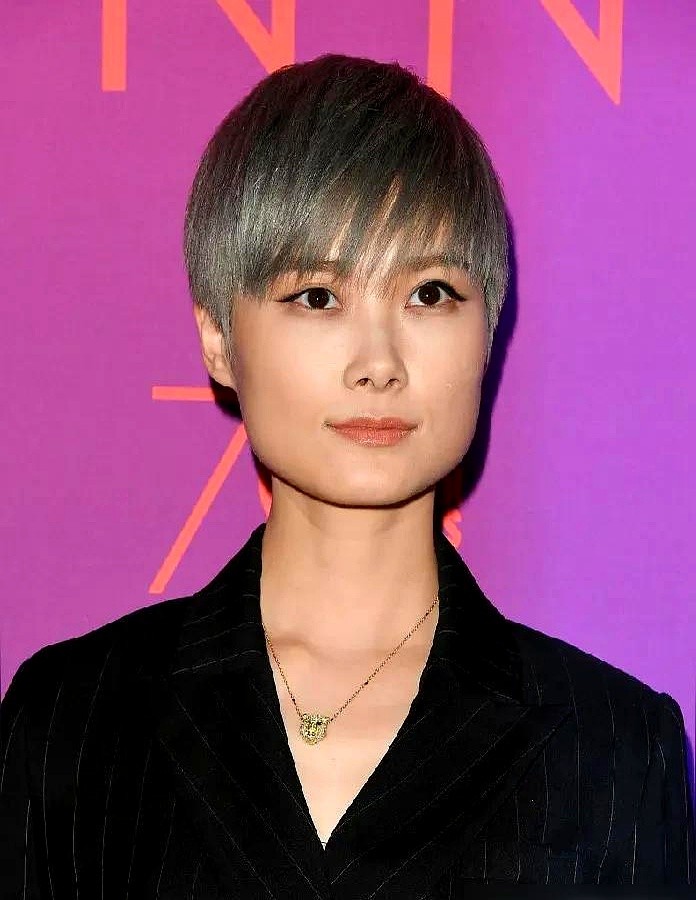 “你有超过20年的闺蜜吗？”薛凯琪在台下闲聊时，这么问李宇春。两人之前在大湾区节目里合作过。李宇春说