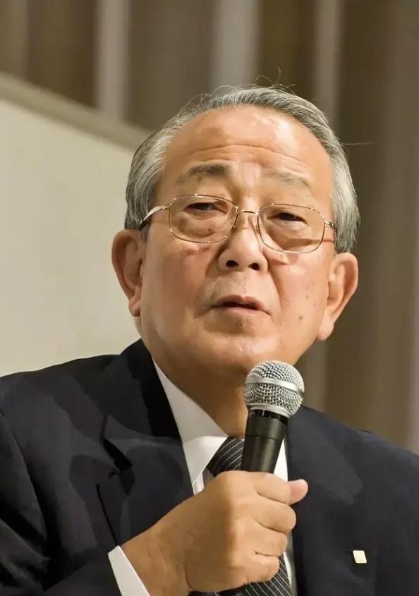 人到中年才明白，可以没有伴侣，没有兄弟姐妹，唯独不能没有工作。年轻时总觉得