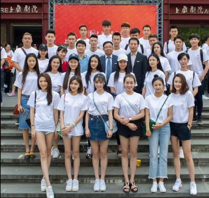 田曦薇和上海戏剧学院同学合照，美的很突出​​​