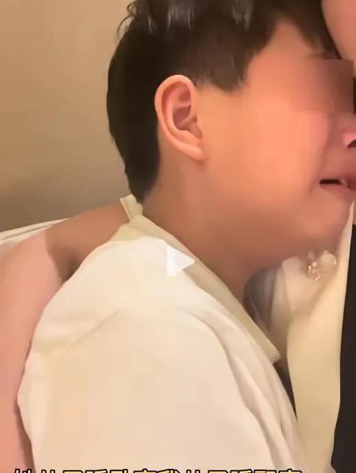 坐后备箱的男孩跟着父亲真的是委屈，后妈带来的儿子睡卧室，他睡飘窗！明明是自己家