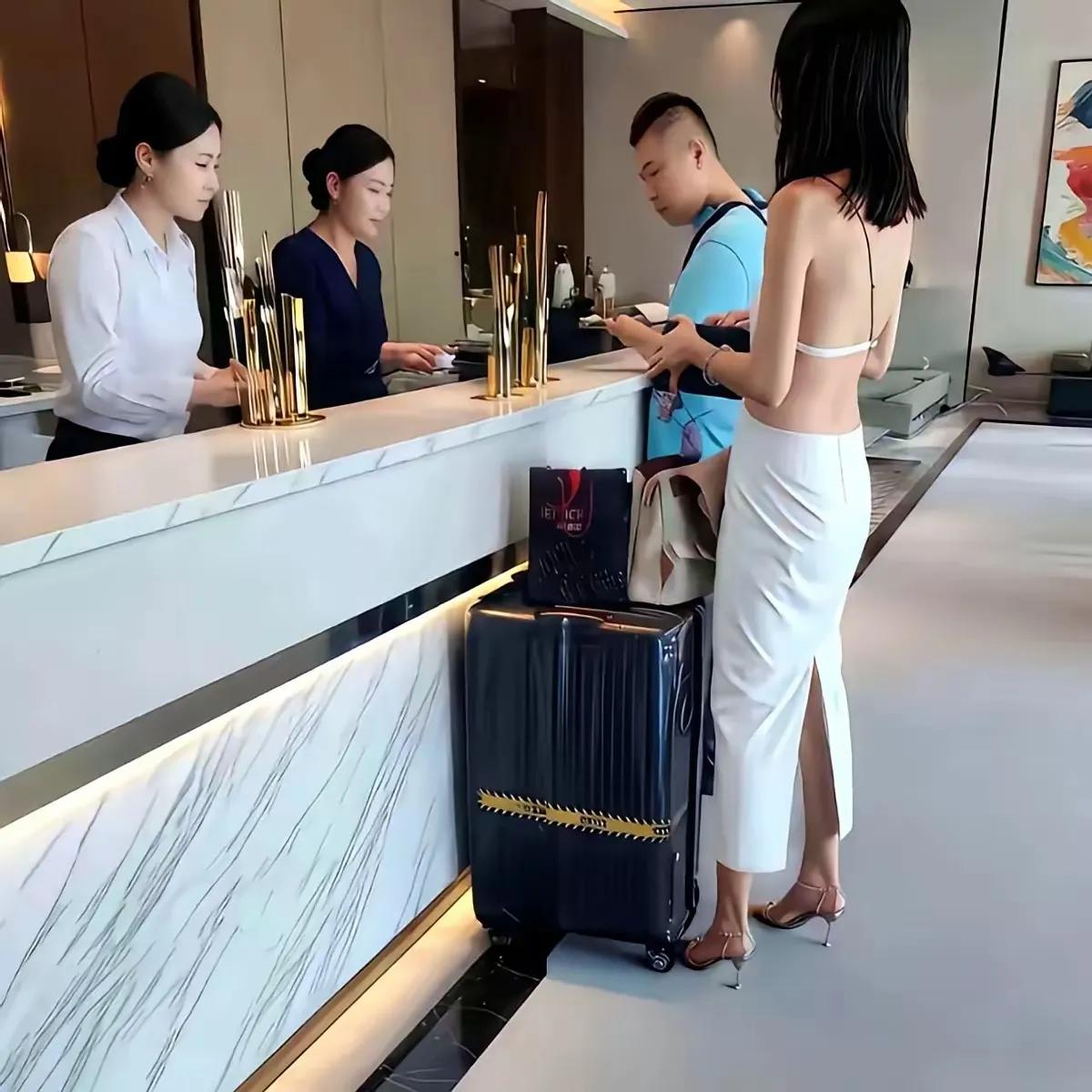酒店前台这儿啊，有个说破大天也不变的理：开房的永远是男的，女的总得晚一会儿来。
