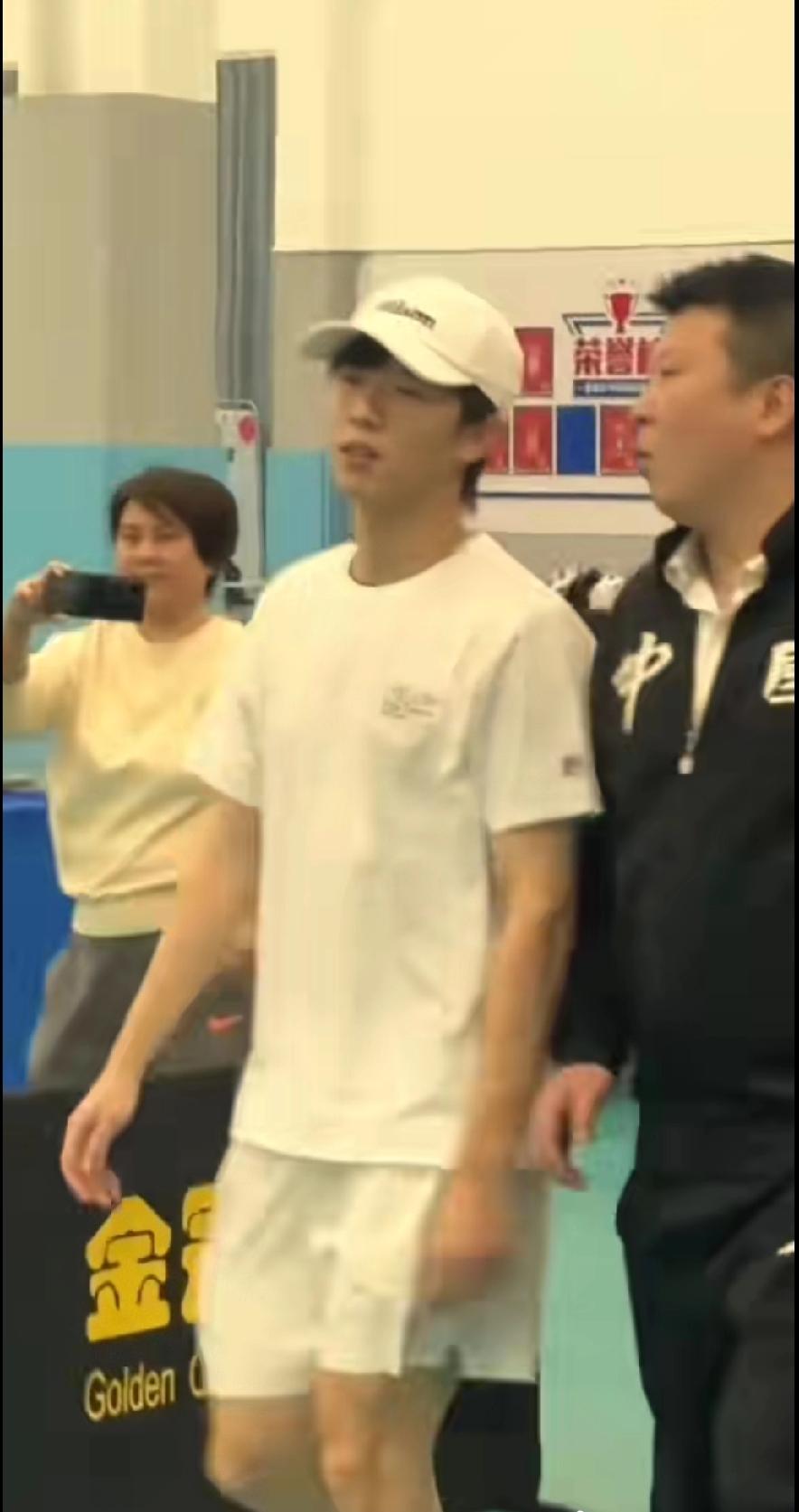 帅炸！马龙林高远空降广州球馆，白衣少年同框太养眼马龙、林高远现身广州番禺金冠