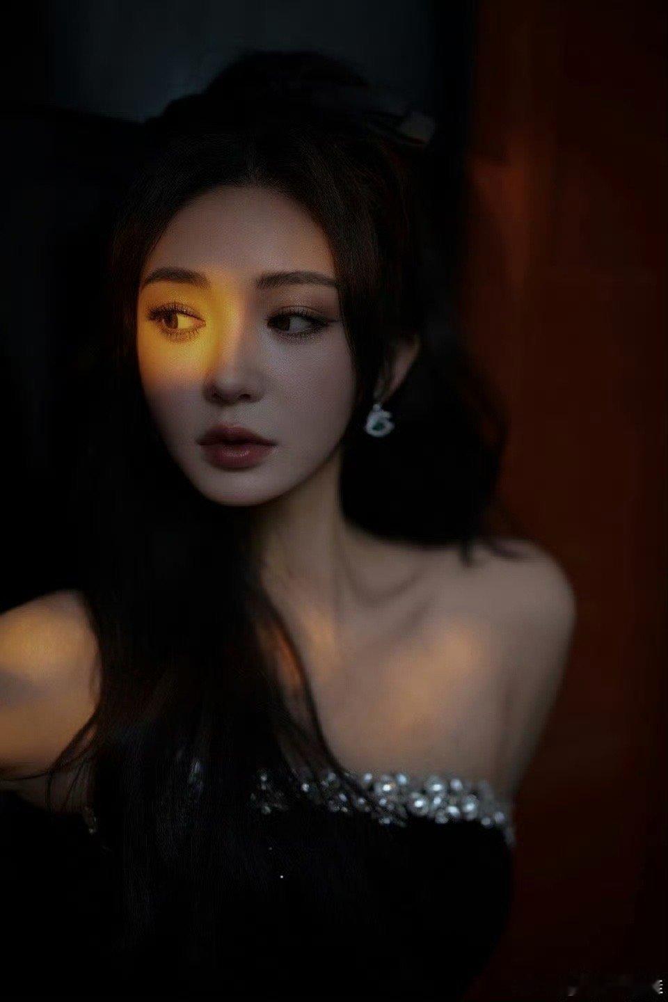 靳梦佳辣成这样了黑色抹胸裙+钻石项链的搭配yyds！妆容精致适配晚会，又辣又美