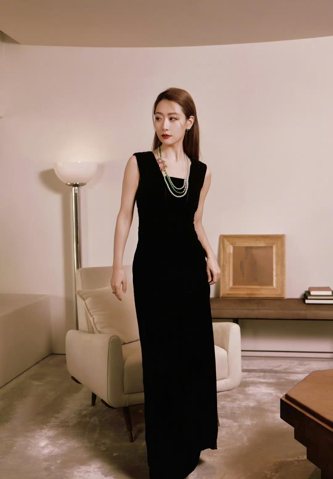 白冰黑裙造型美翻天了，快来看……第一次觉得白冰这么美！一袭黑色长裙，配上漂亮