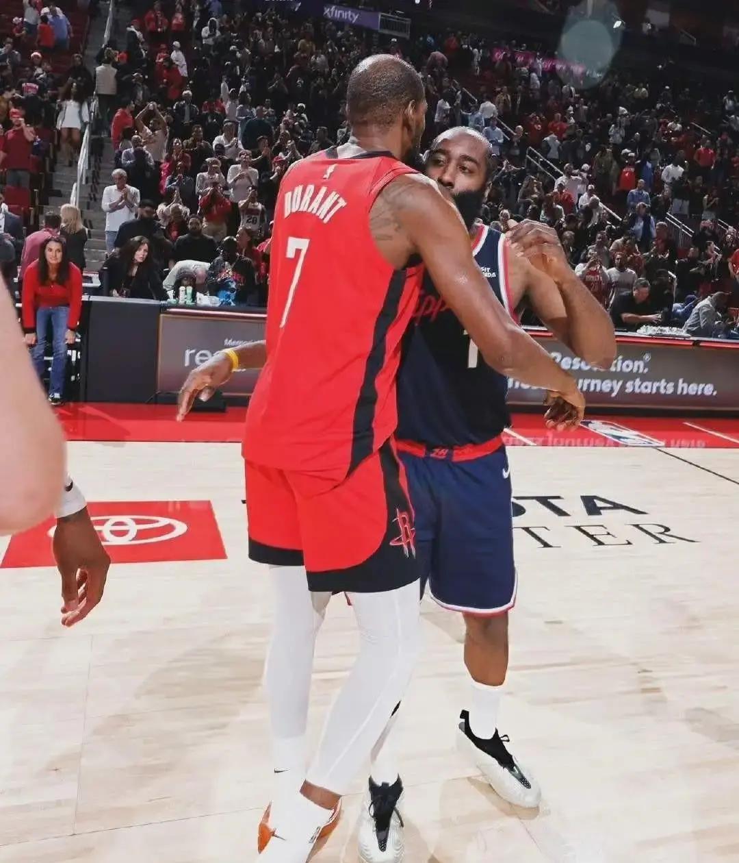 火箭盯上哈登，这事儿已经不只是流言。西部第六？他们压根儿不满足打季后赛，想