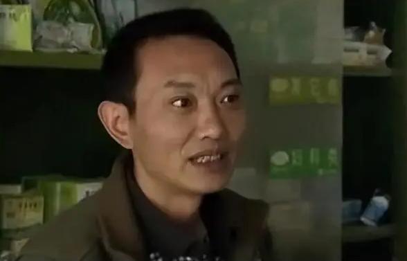 军人罗开友被判定“杀妻沉江”，关了21个月，家里被砸个精光，老娘被打成残废。街坊