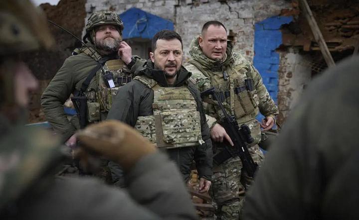 泽连斯基麻烦了，陷入贪腐丑闻。乌克兰前线节节败退死伤无数，后方的高官们却在贪钱