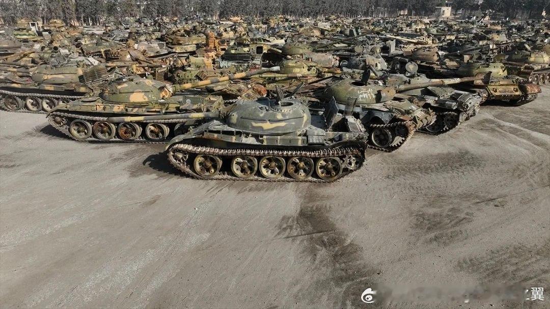 前叙利亚政府军的废弃装甲车辆堆场，画面中出现了T-90A、T-72M、T-54、