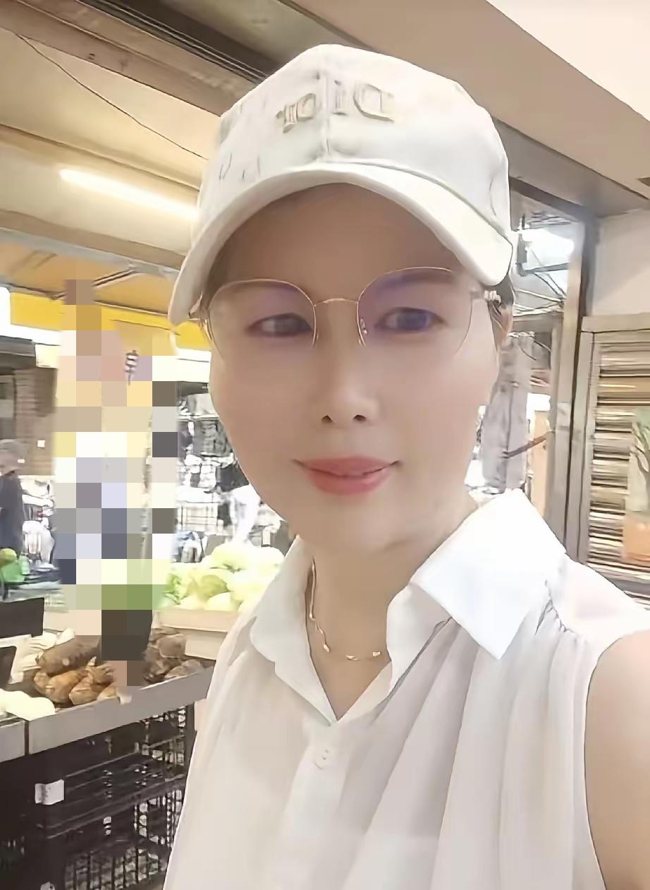 保姆买菜画面引猜测，姐弟俩究竟定居在哪座城市一条普通的买菜动态，却勾起无数网友