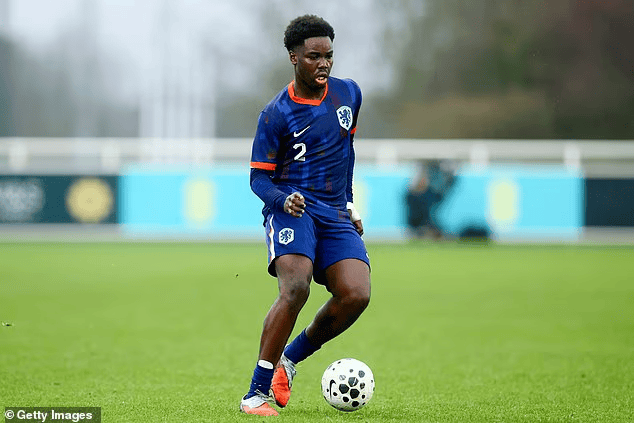 西汉姆15岁中卫引发英荷两国足协争夺;超10家球队也想签他