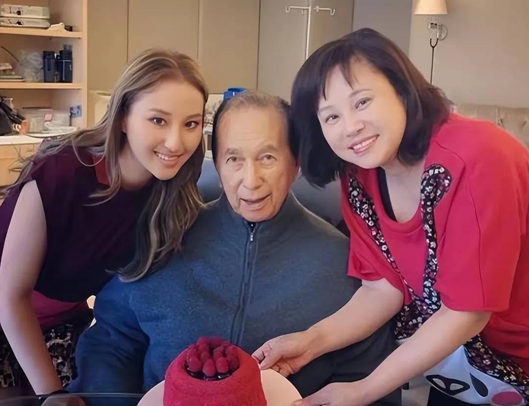 其实三太的大女儿何超云才是赌王何鸿燊后期最宠爱的女儿，其实她是后期赌王带出去最多