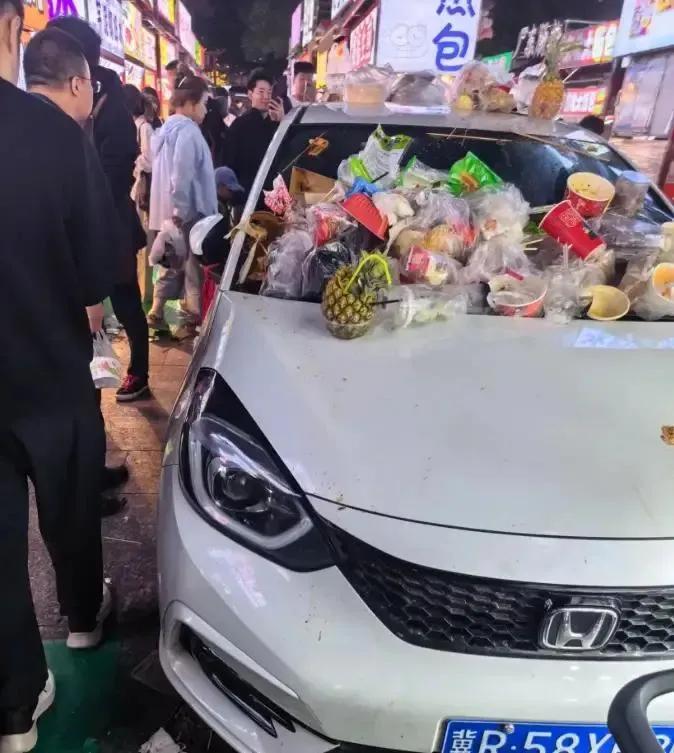 这是发生啥了？怎么车上堆满了垃圾？原来是廊坊车主到正定游玩，停车场白天可以停车
