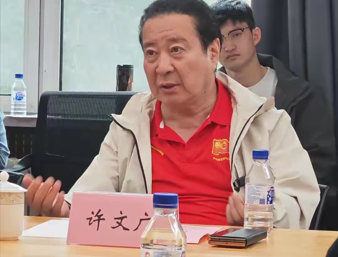 与张凯丽传绯闻，娶同事女儿为妻，如今双胞胎儿子成了他的骄傲！