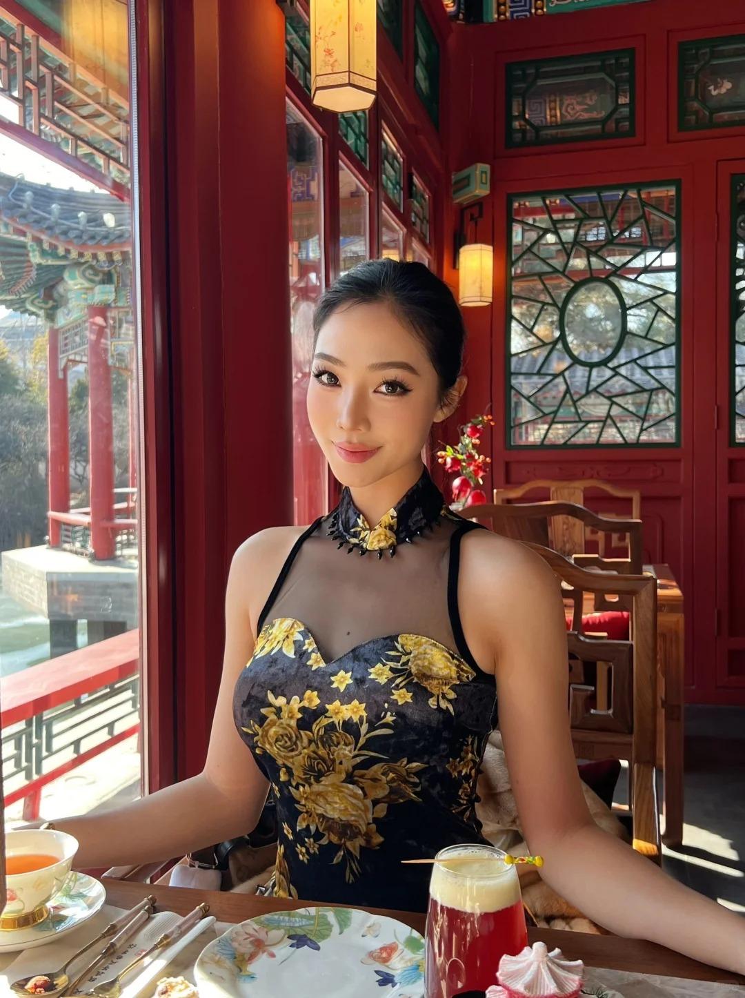 人少得刚好，朱墙黛瓦映着暖冬薄阳，亭台水榭间静得只余茶香。三层点心架上，京味细点