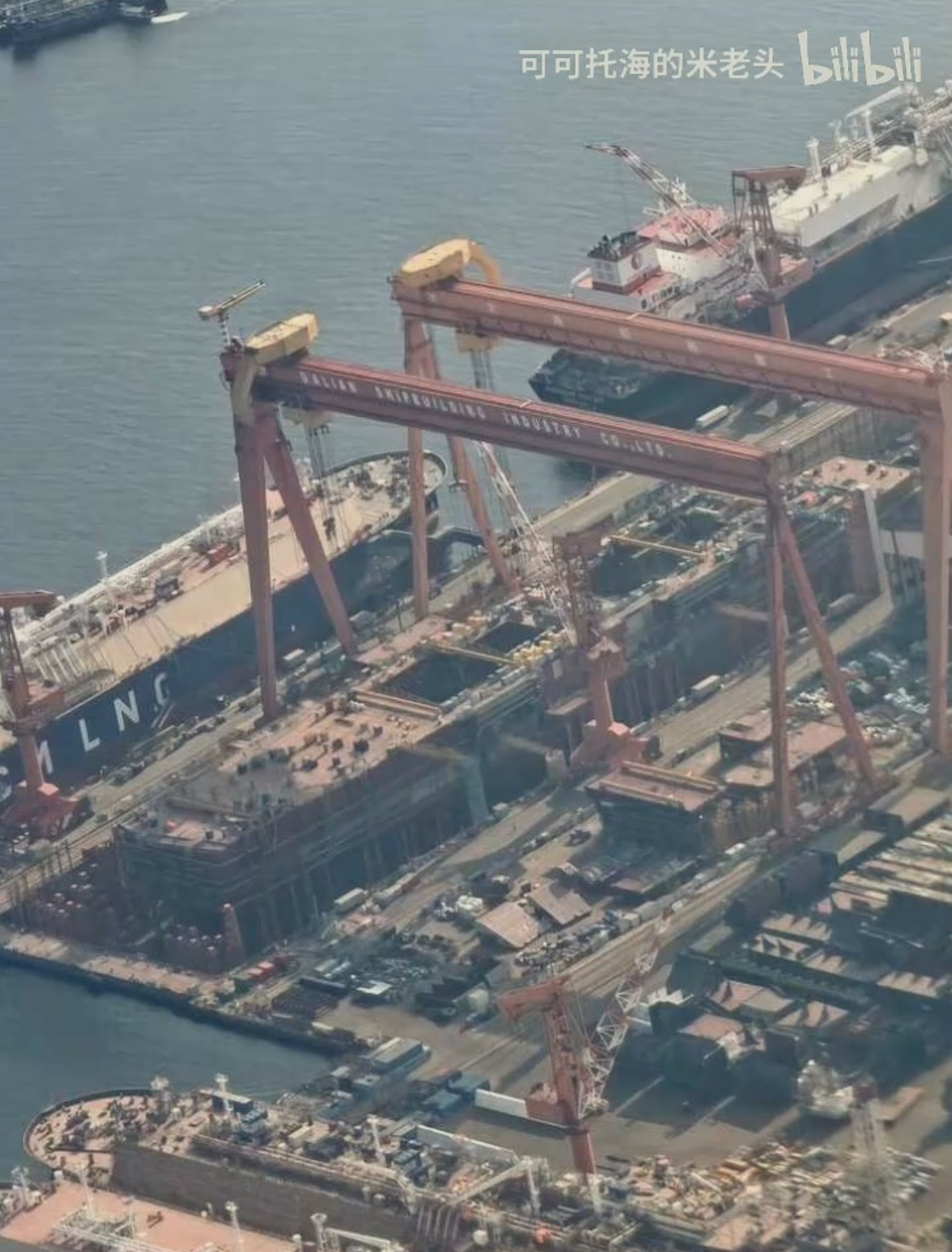 今日份004侧视图[墨镜]左舷已非常清晰的上了外飘模块，接下来外飘模块上装速度将