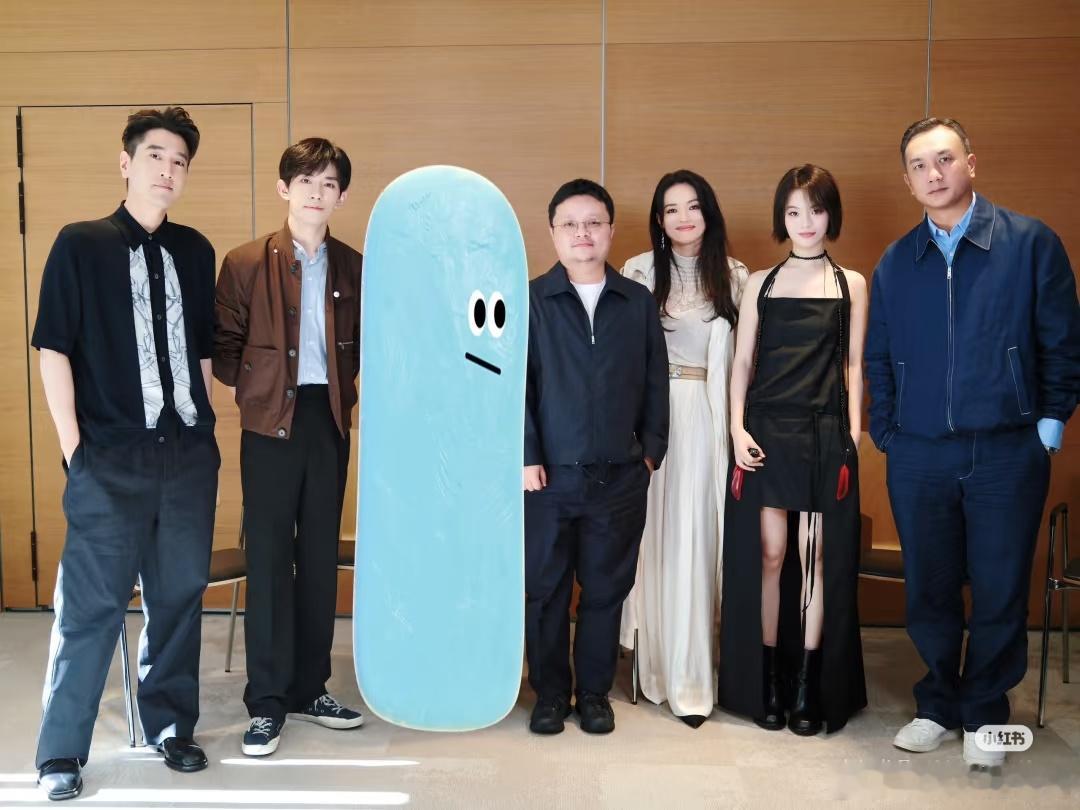 又抓住一张狂野family合照，林女士好像又换了一套造型​​​