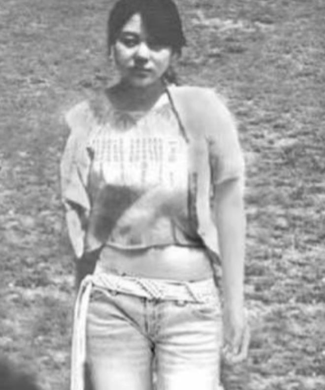 1993年，年轻貌美的23岁姑娘任雪，因杀人罪被执行枪决，行刑前，她突然张了张嘴