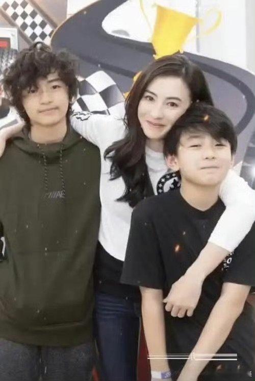 张柏芝把三个孩子养得很好谢霆锋基因太强大了谁被谢振南惊艳到！年仅16岁身高将