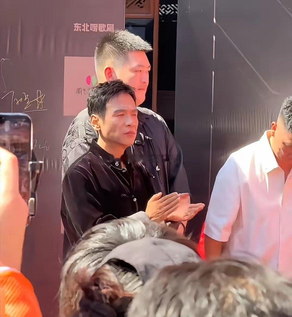 9月15日，宋小宝现身沈阳《东北唠歌局》开机现场，他不仅瘦了，脸看着也白净不少，