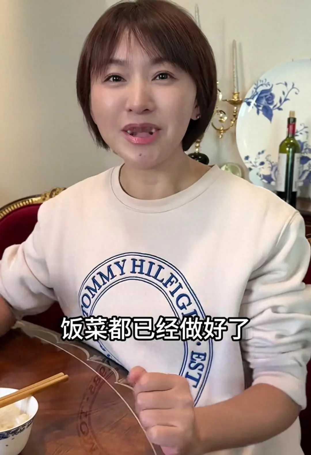 别再嘲讽前央视著名主持人欧阳夏丹为生计整天拍自媒体短视频！我离开平台后才懂，大多