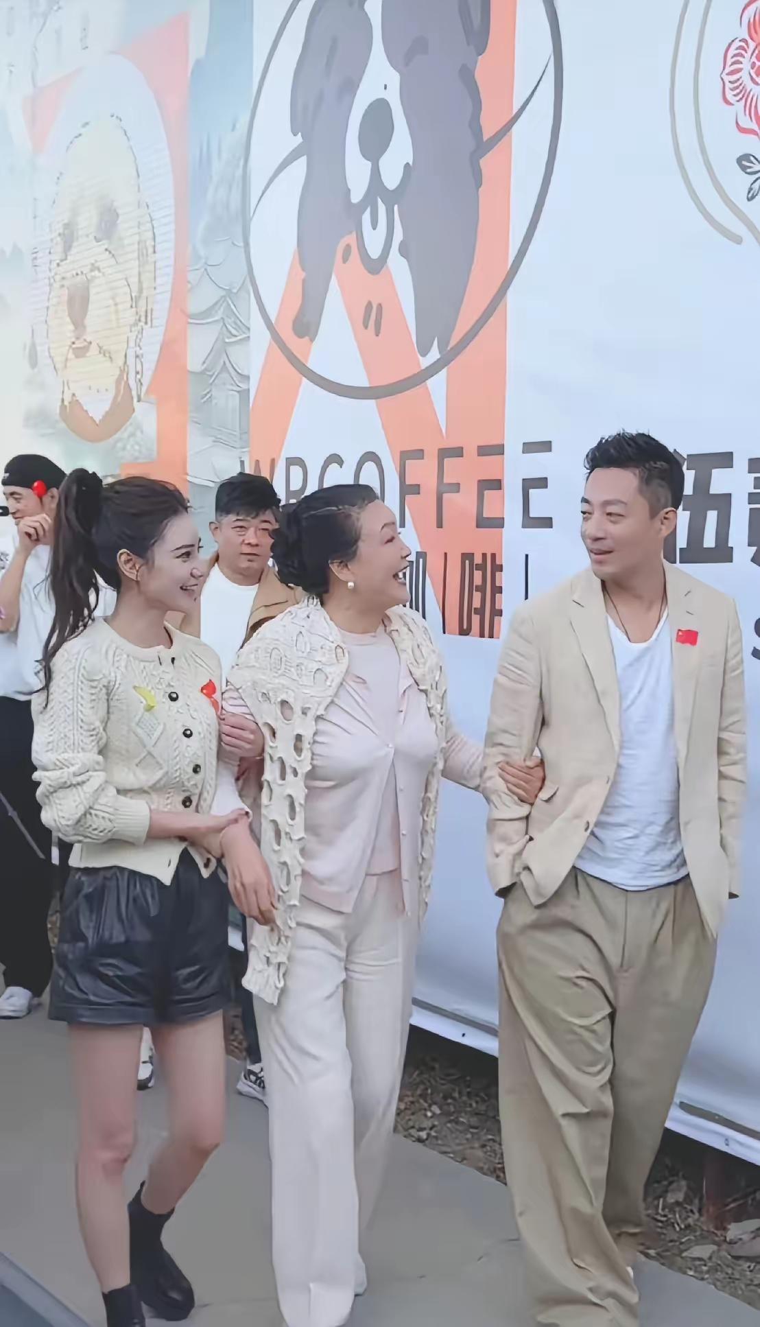汪小菲这回在镜头前又没压住脾气。他对着张兰说话时，眉头一直拧着。工作人员递水